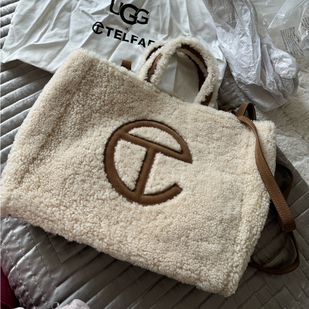 SOLD


Medium Reverse
Shearling Shopper

UGG X TEFLAR